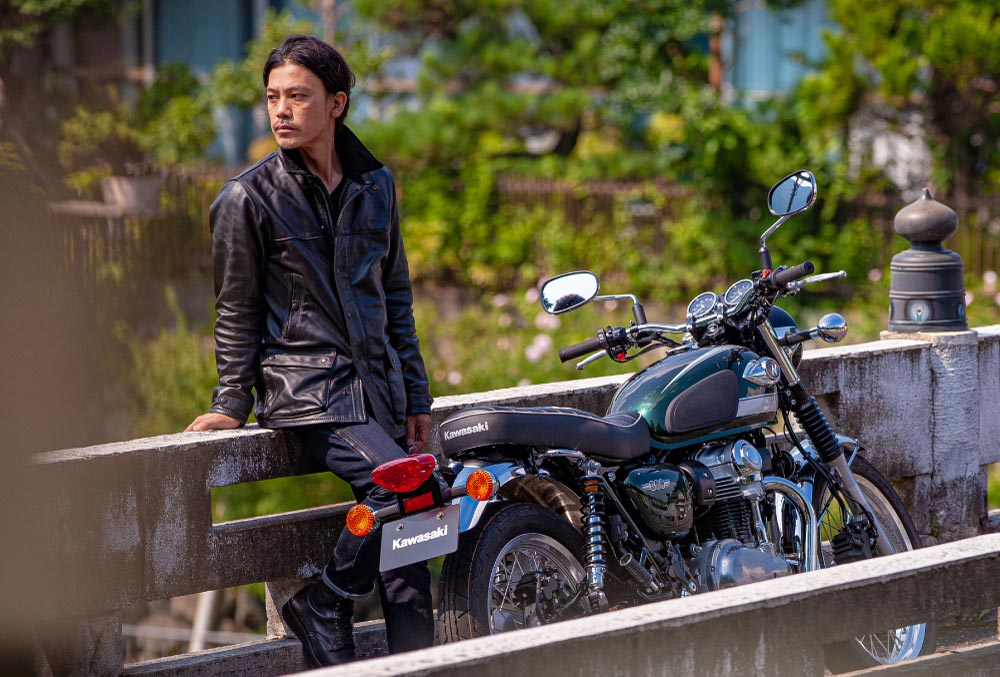 PV「Kawasaki W800」にカドヤのアイテムが登場しました。