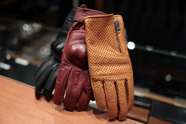 定番グローブが続々再入荷!!