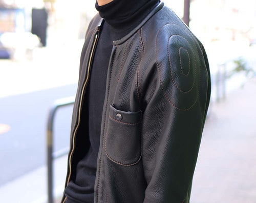 ロールアップと革ジャンで働く