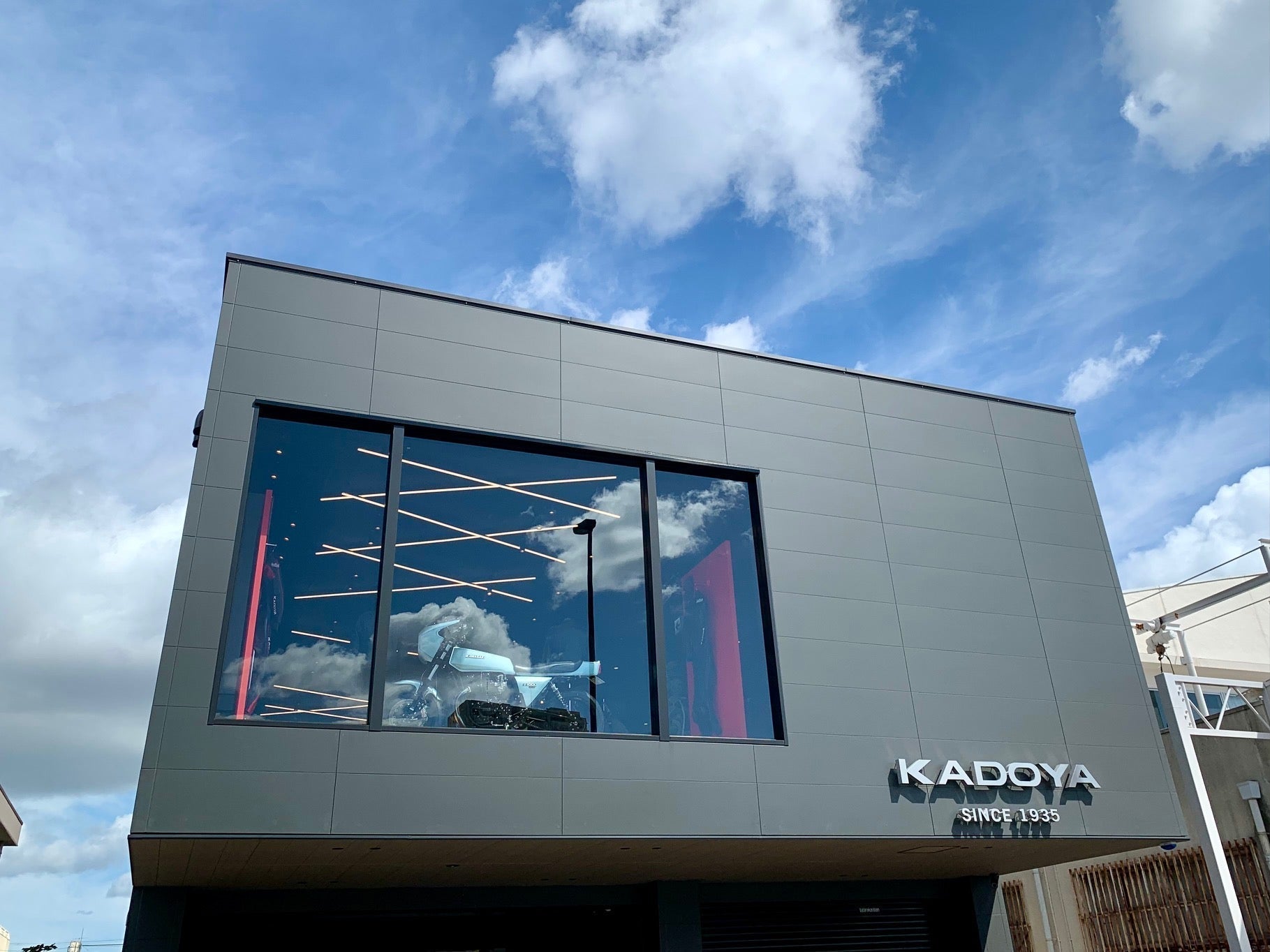 大阪店の定休日は毎週水曜日のみへ。