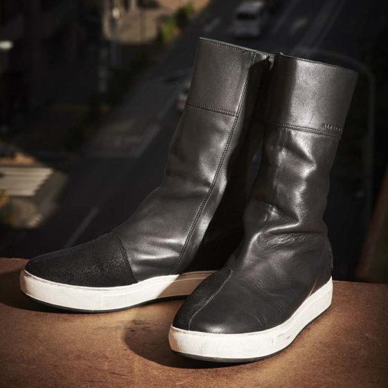 新機軸のバイカースタイルスニーカー LEATHER HIGH SNEAKER