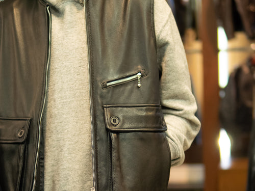 レザーパンツを取り入れたスタイリング