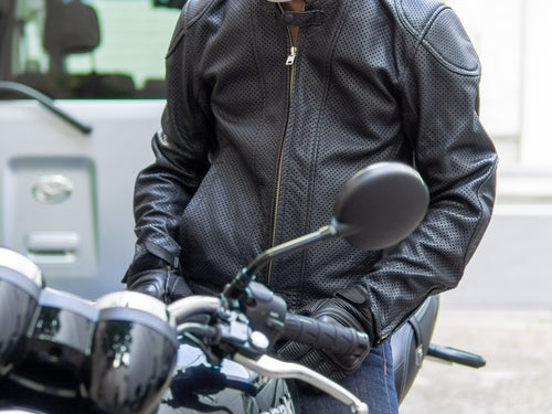 ライディングに特化したパンチングレザーライダース