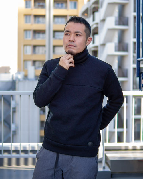 ラフな質感の防風ニット