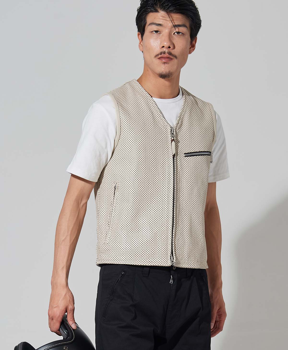 H186 B93 W72 サイズL Tシャツ着用