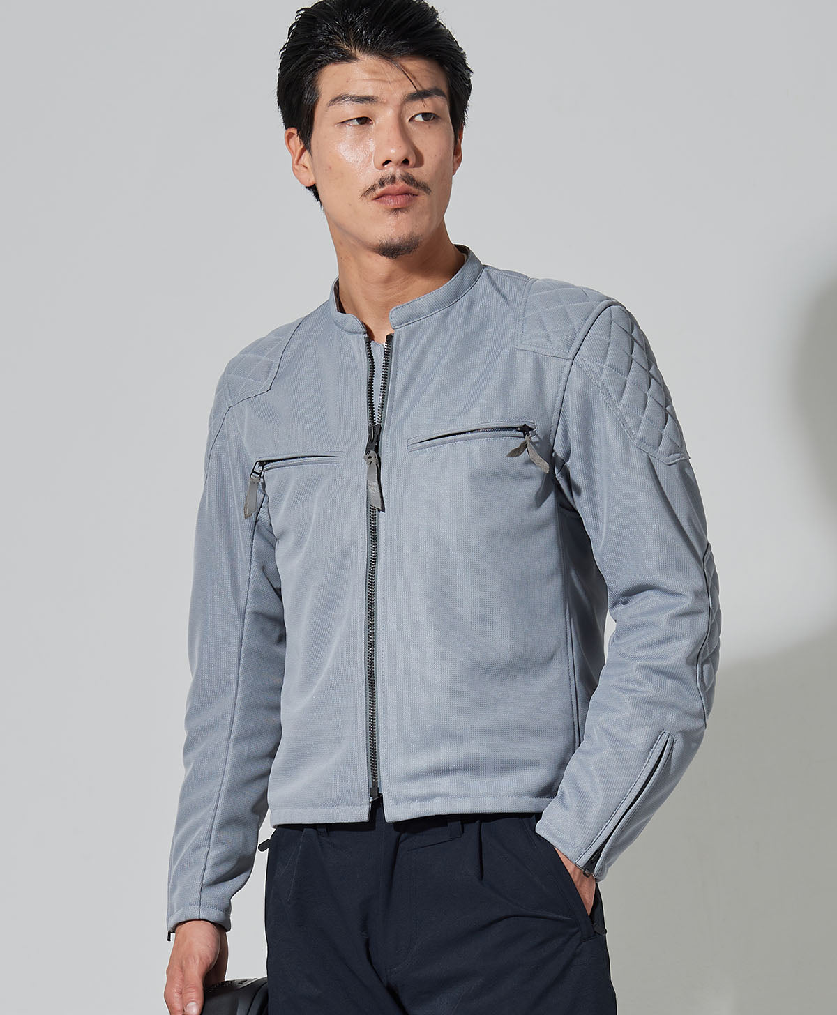 H186 B93 W72 サイズL Tシャツ着用