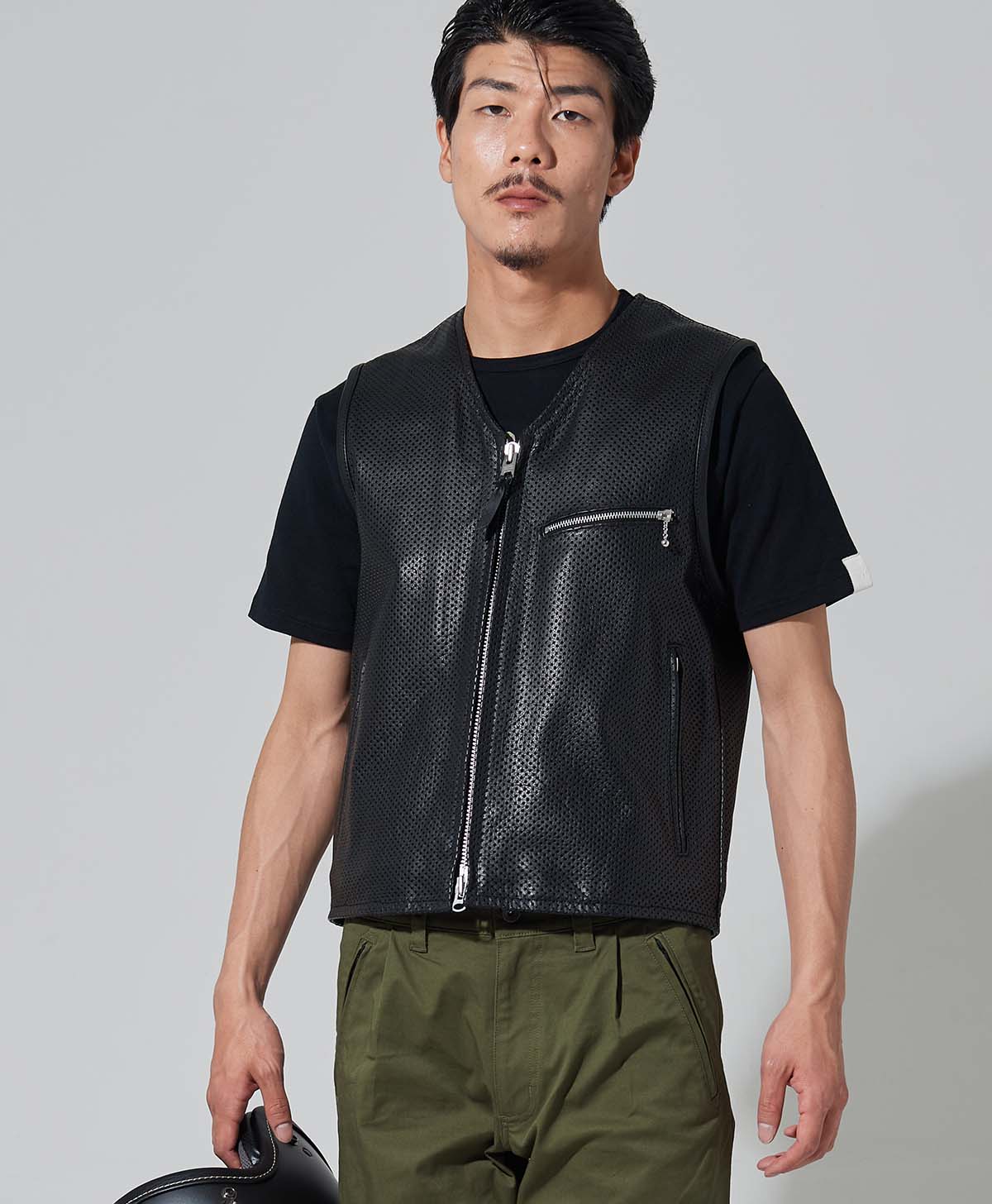 H186 B93 W72 サイズL Tシャツ着用
