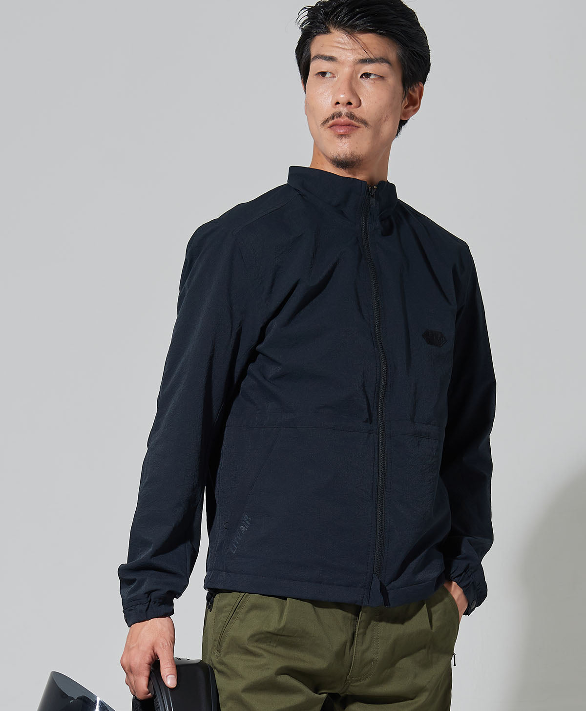 H186 B93 W72 サイズL Tシャツ着用