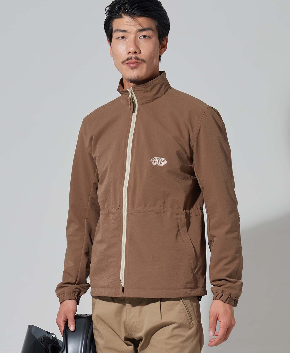 H186 B93 W72 サイズL Tシャツ着用