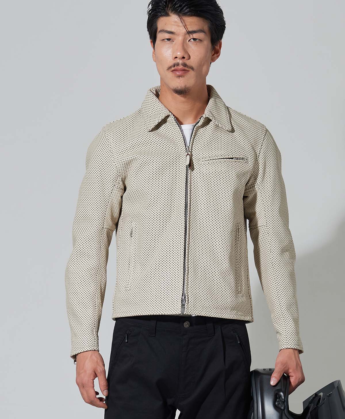 H186 B93 W72 サイズL Tシャツ着用