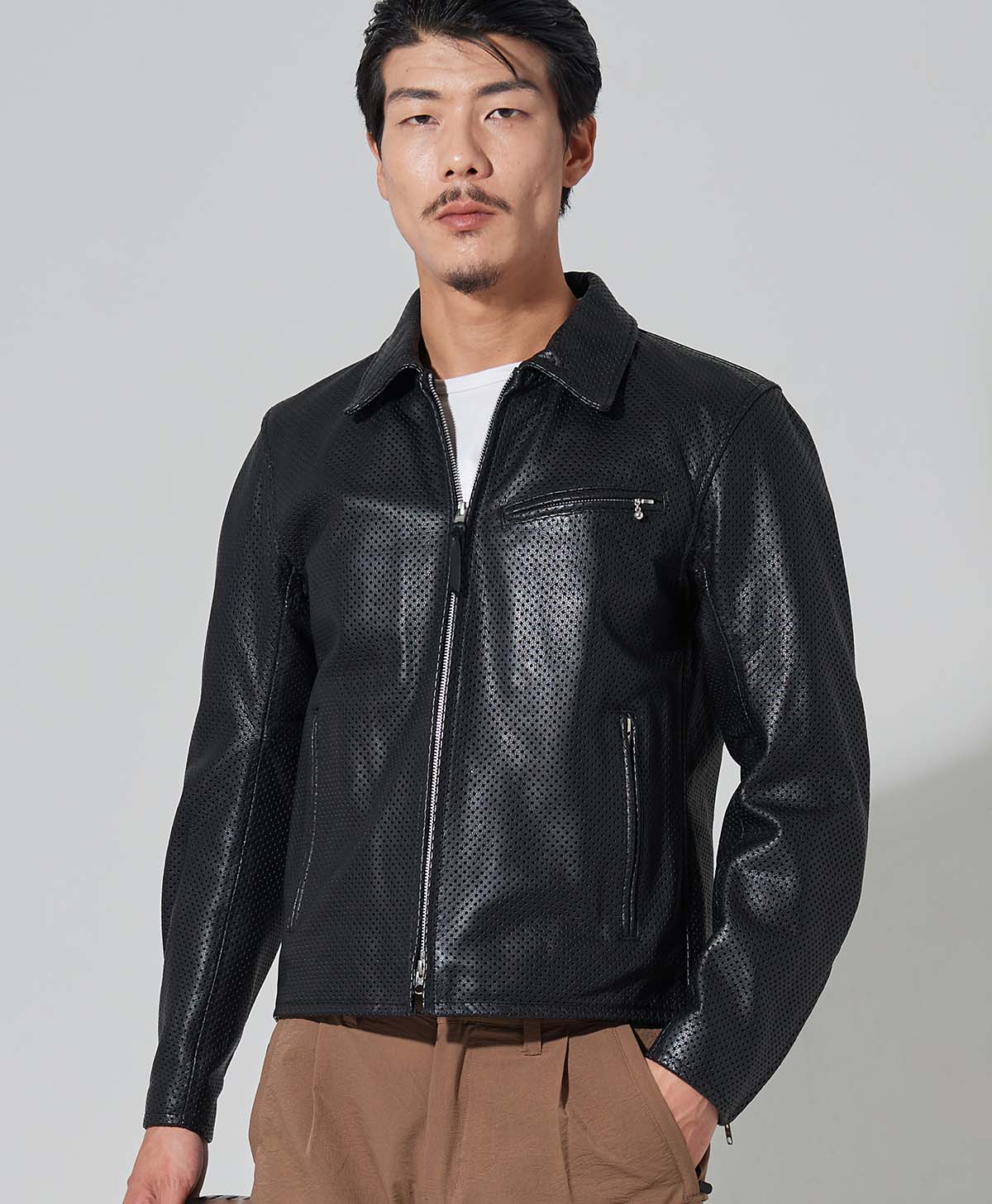 H186 B93 W72 サイズL Tシャツ着用