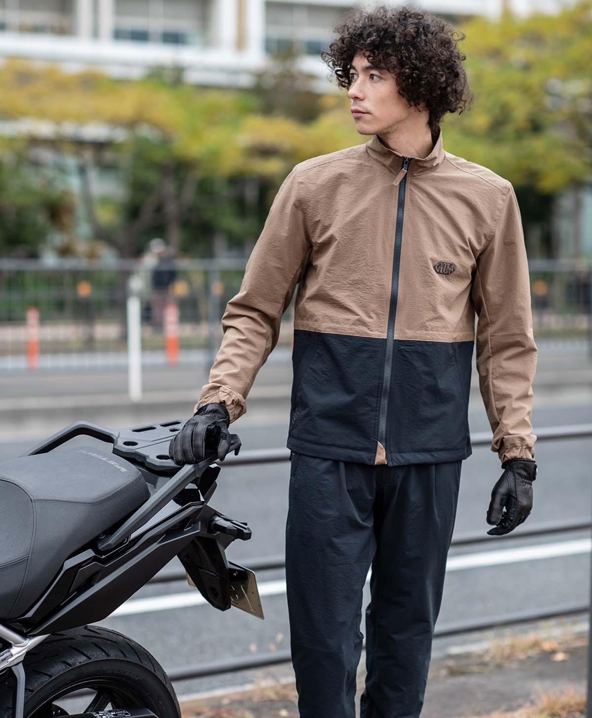 H184 B94 W72 サイズL Tシャツ着用