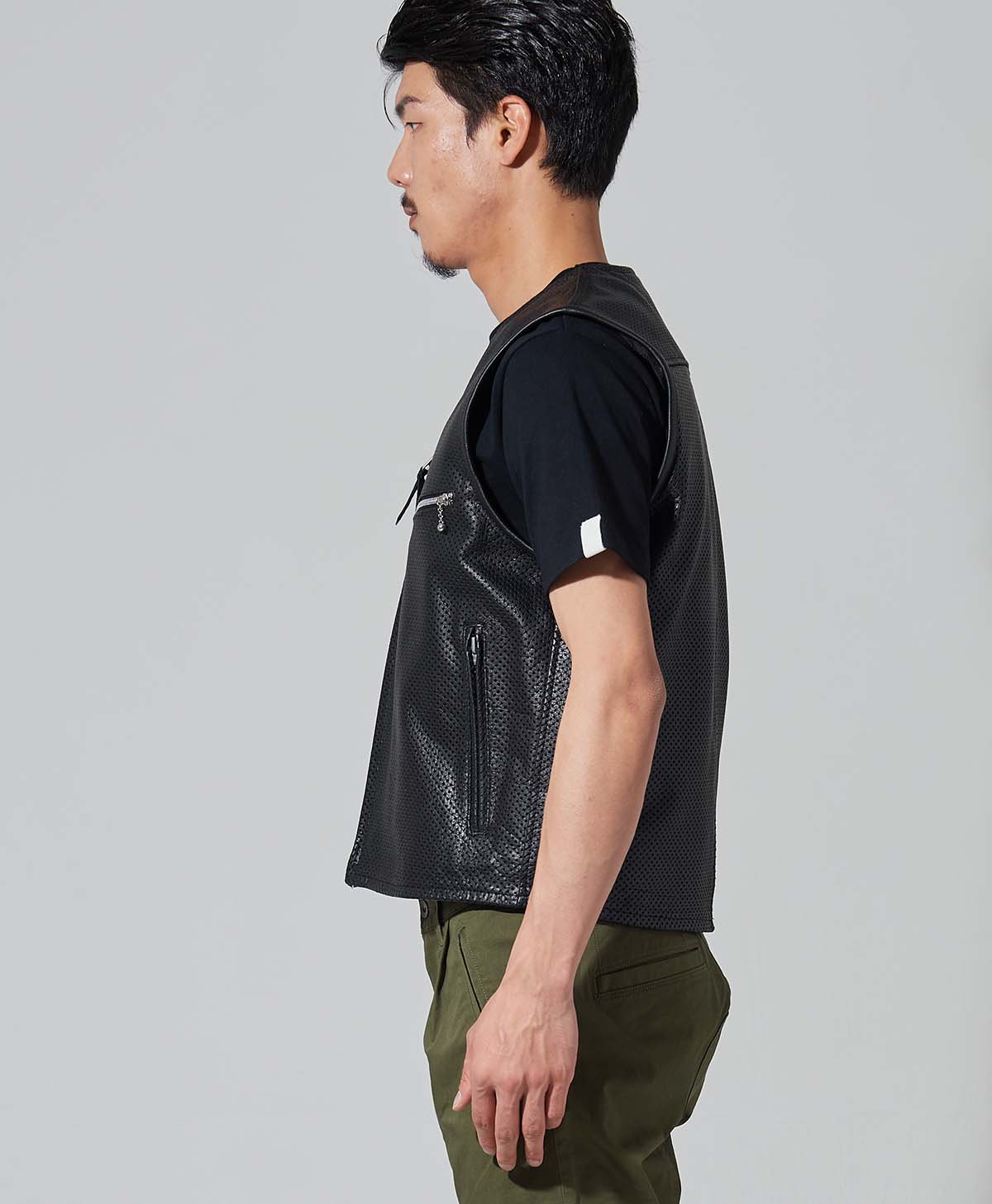 H186 B93 W72 サイズL Tシャツ着用