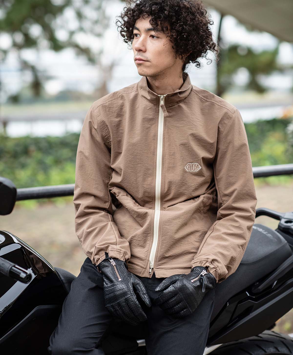 H184 B94 W72 サイズL Tシャツ着用