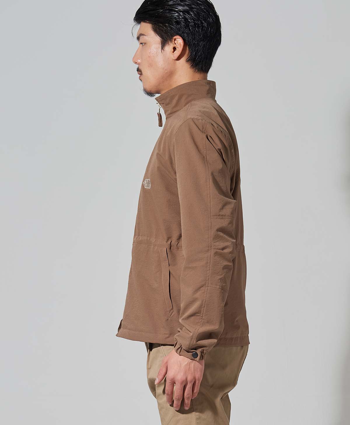 H186 B93 W72 サイズL Tシャツ着用