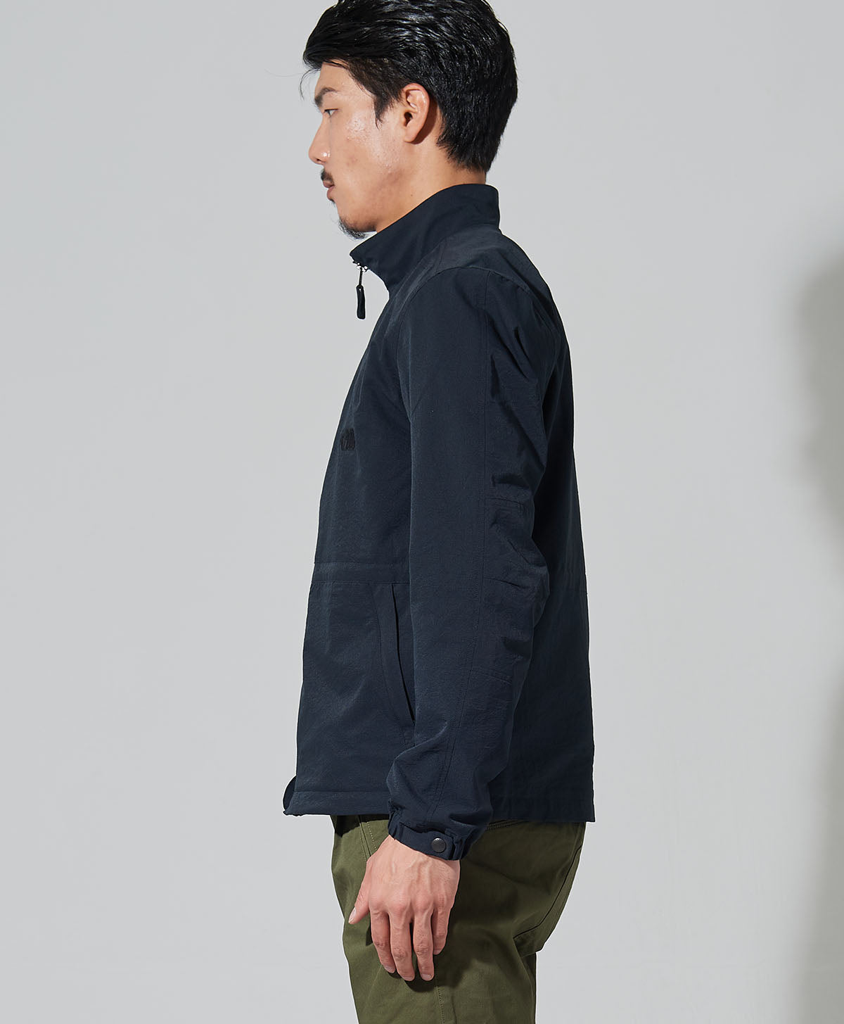 H186 B93 W72 サイズL Tシャツ着用