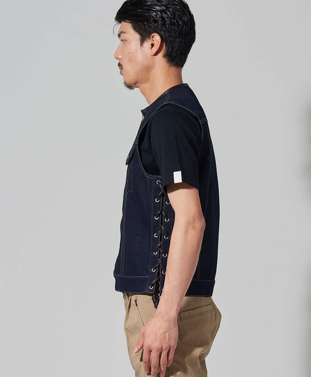 H186 B93 W72 サイズL Tシャツ着用