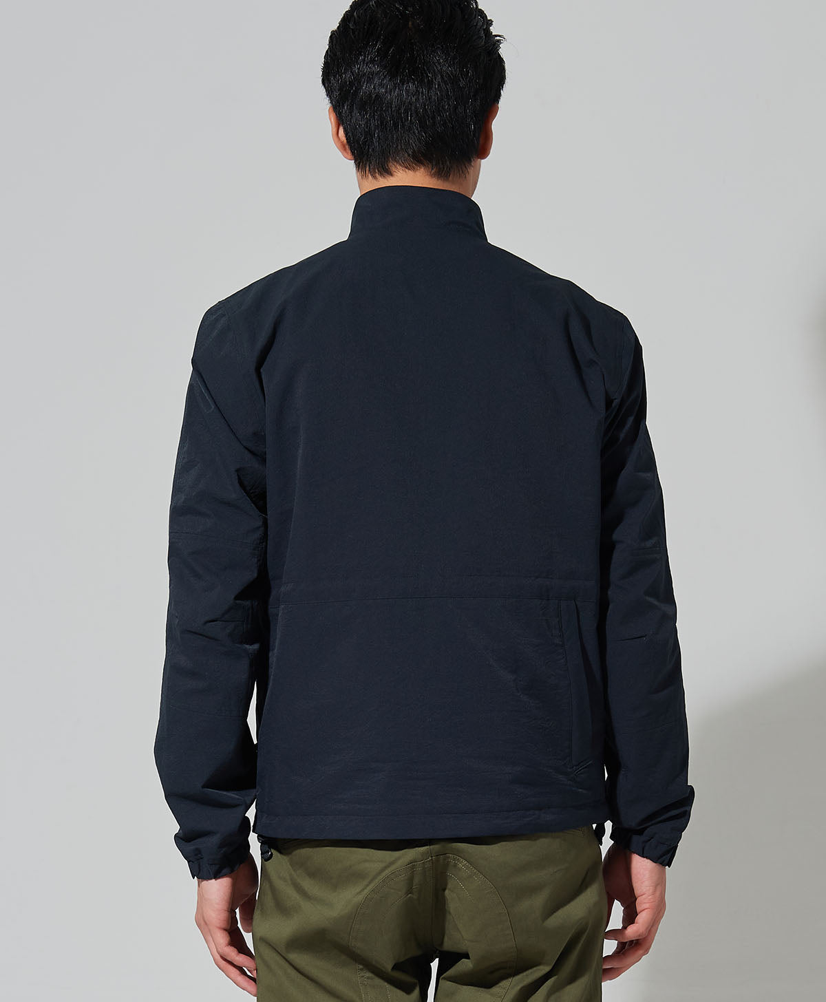 H186 B93 W72 サイズL Tシャツ着用