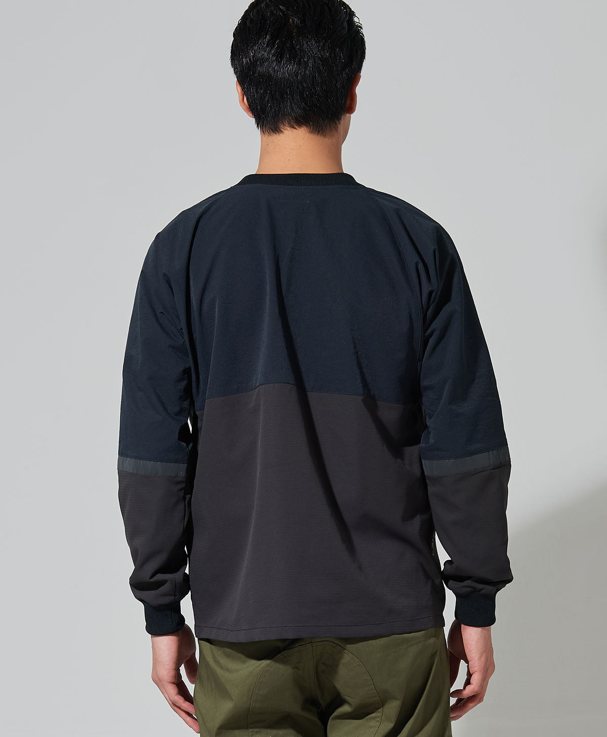 H186 B93 W72 サイズL Tシャツ着用