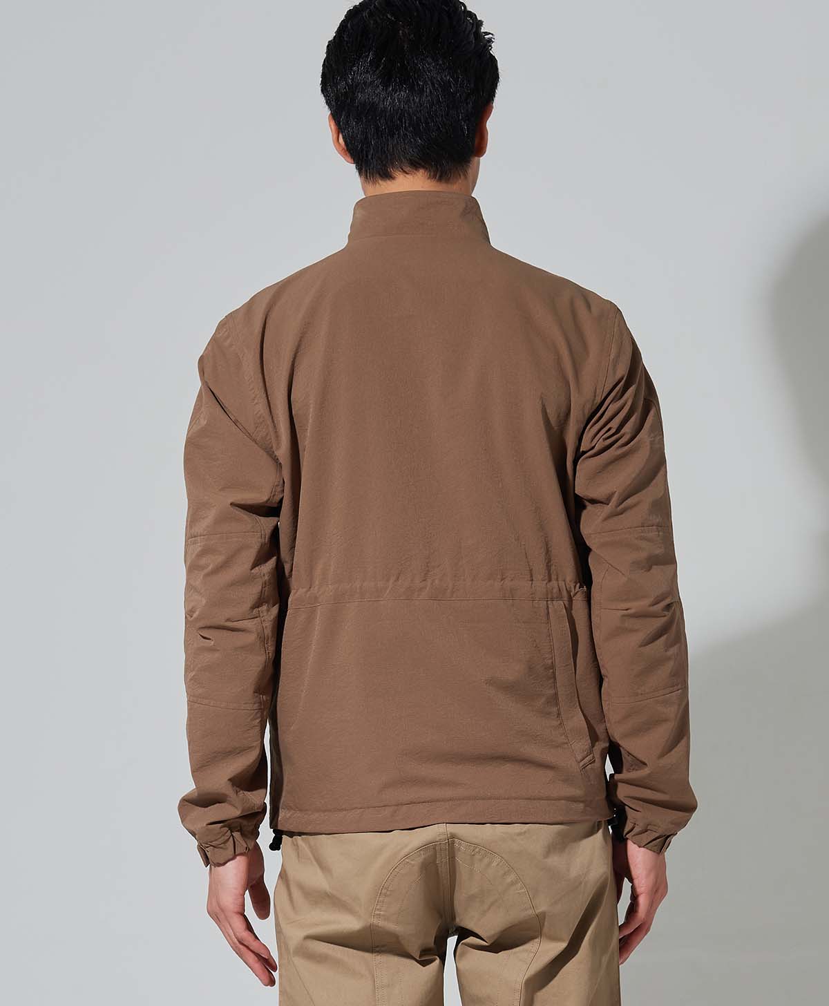 H186 B93 W72 サイズL Tシャツ着用