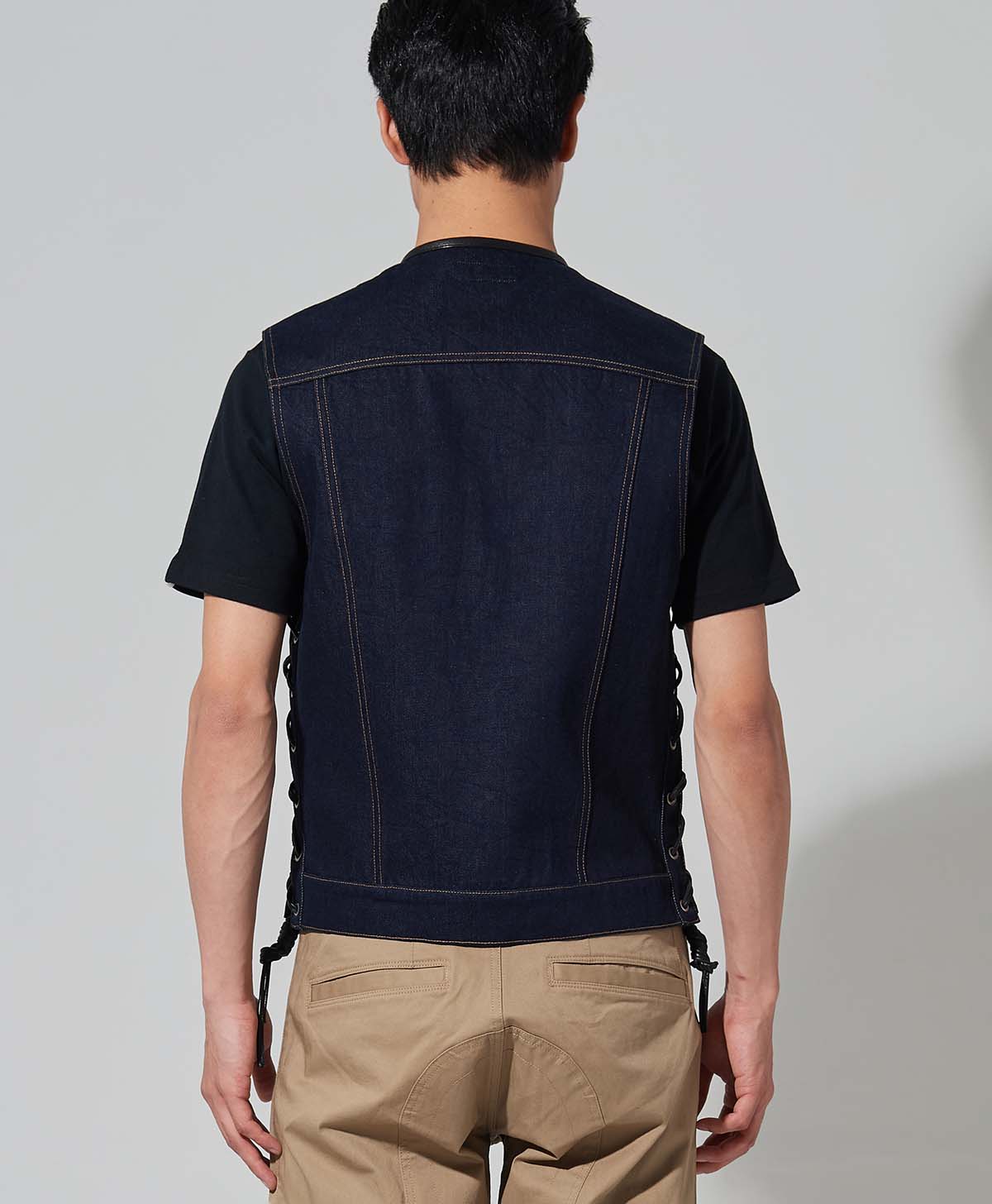 H186 B93 W72 サイズL Tシャツ着用