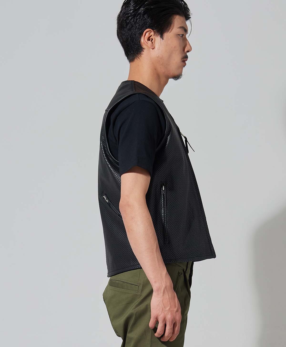 H186 B93 W72 サイズL Tシャツ着用