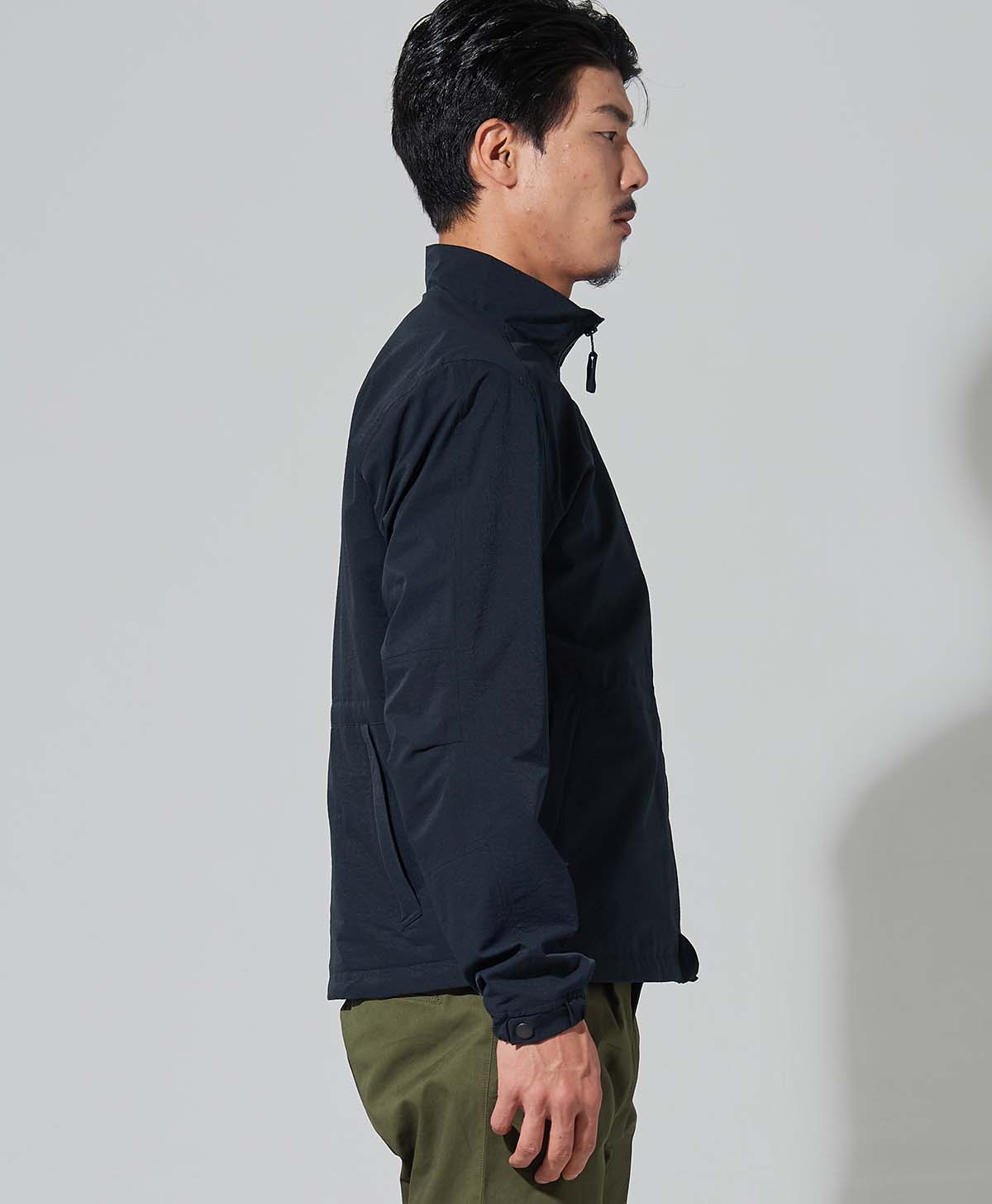 H186 B93 W72 サイズL Tシャツ着用