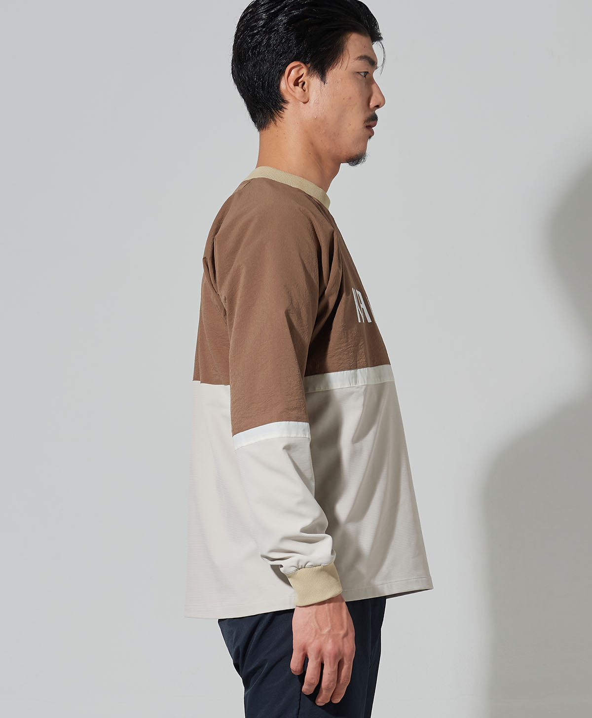 H186 B93 W72 サイズL Tシャツ着用