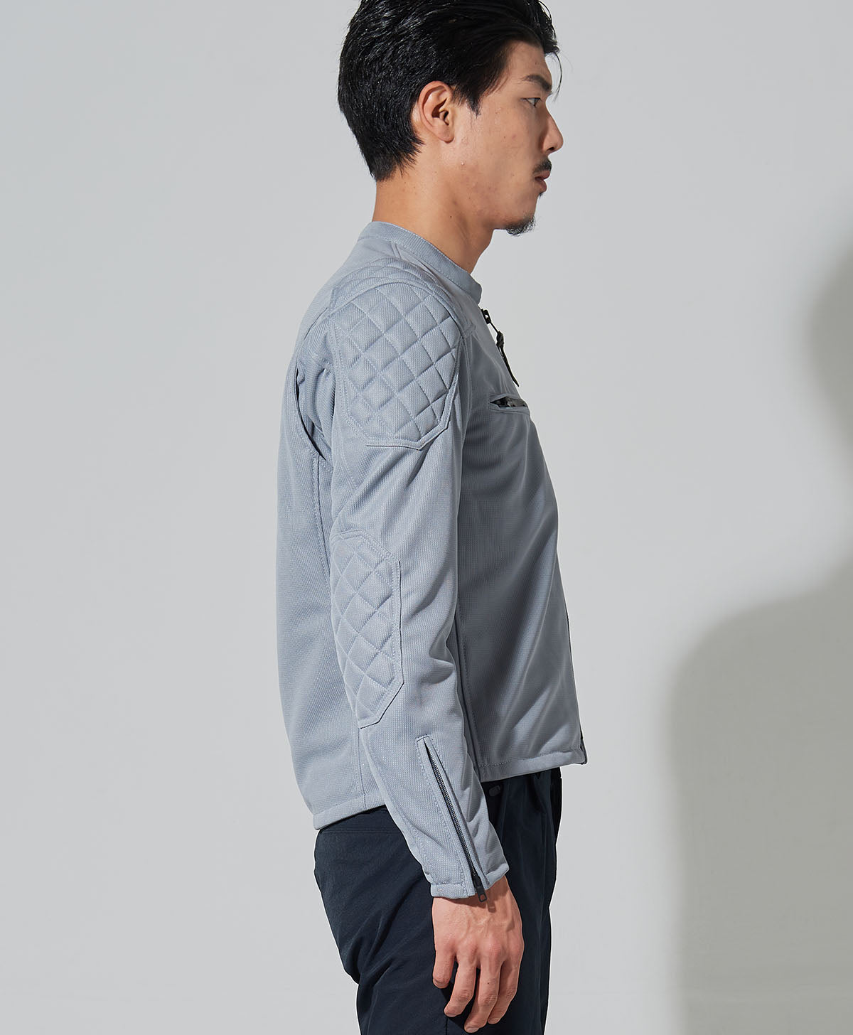 H186 B93 W72 サイズL Tシャツ着用