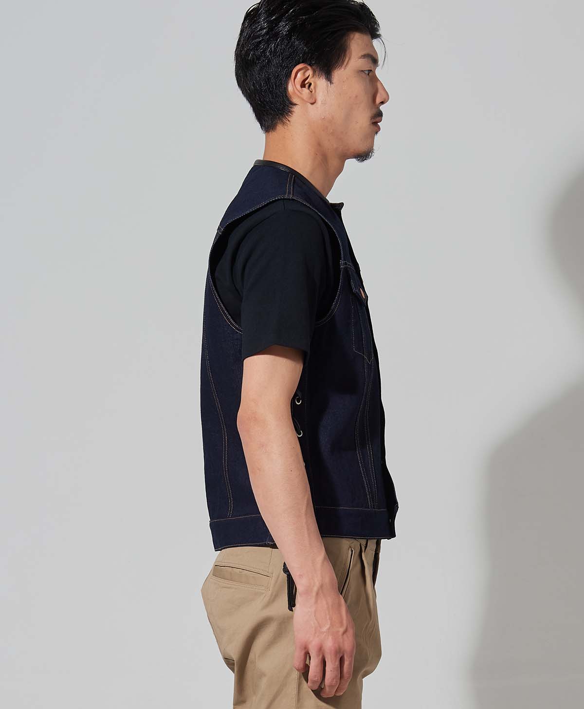 H186 B93 W72 サイズL Tシャツ着用