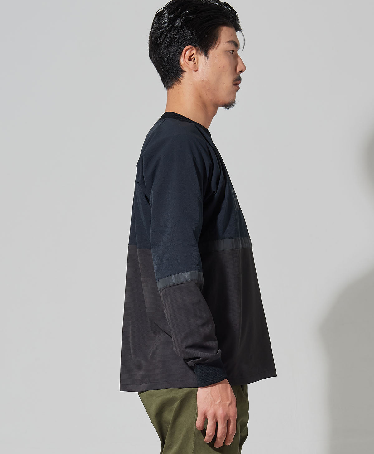 H186 B93 W72 サイズL Tシャツ着用
