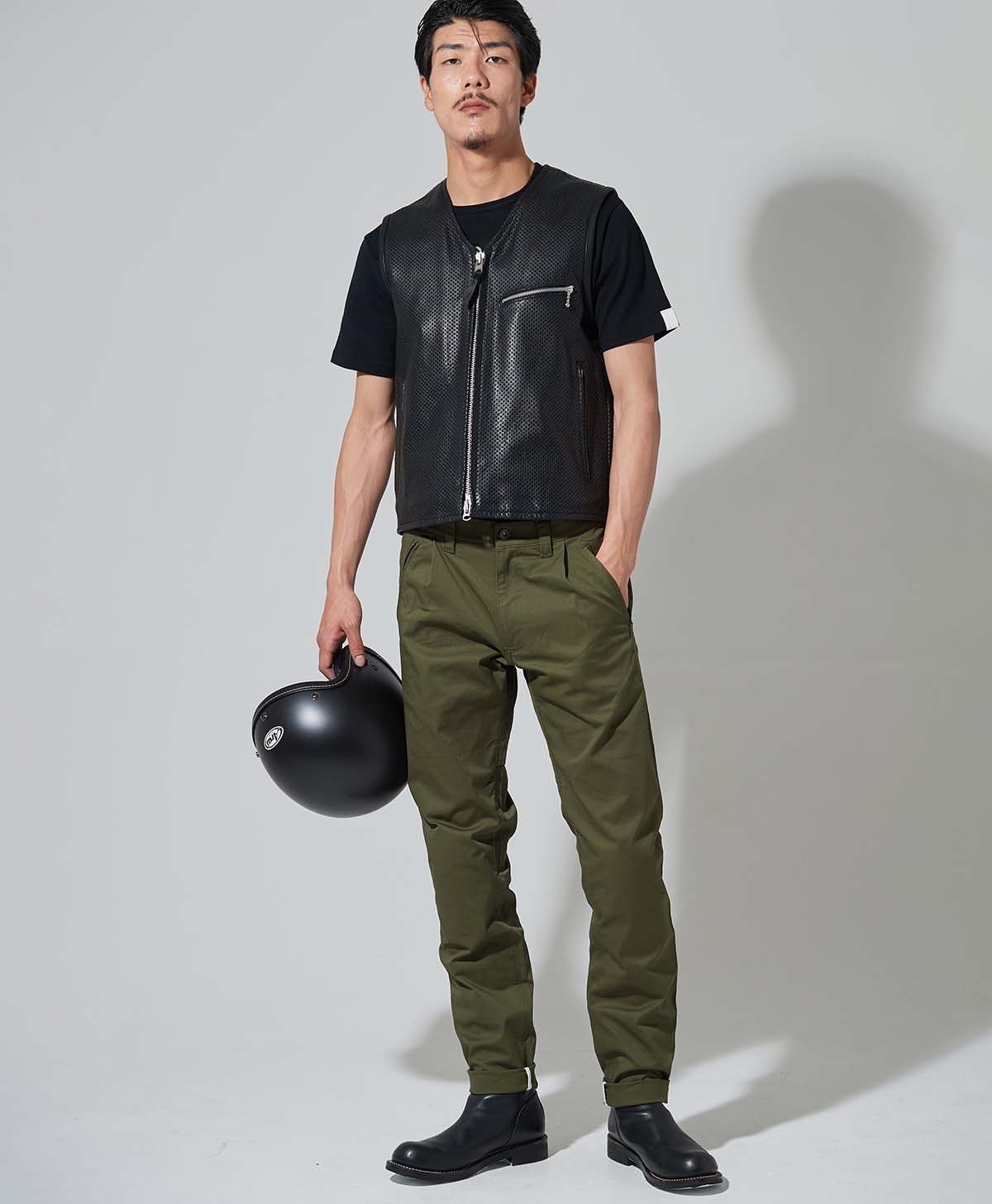 H186 B93 W72 サイズL Tシャツ着用