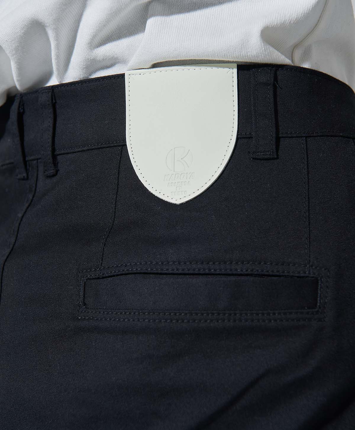 腰にはアイボリーの革パッチを使用しアクセントに