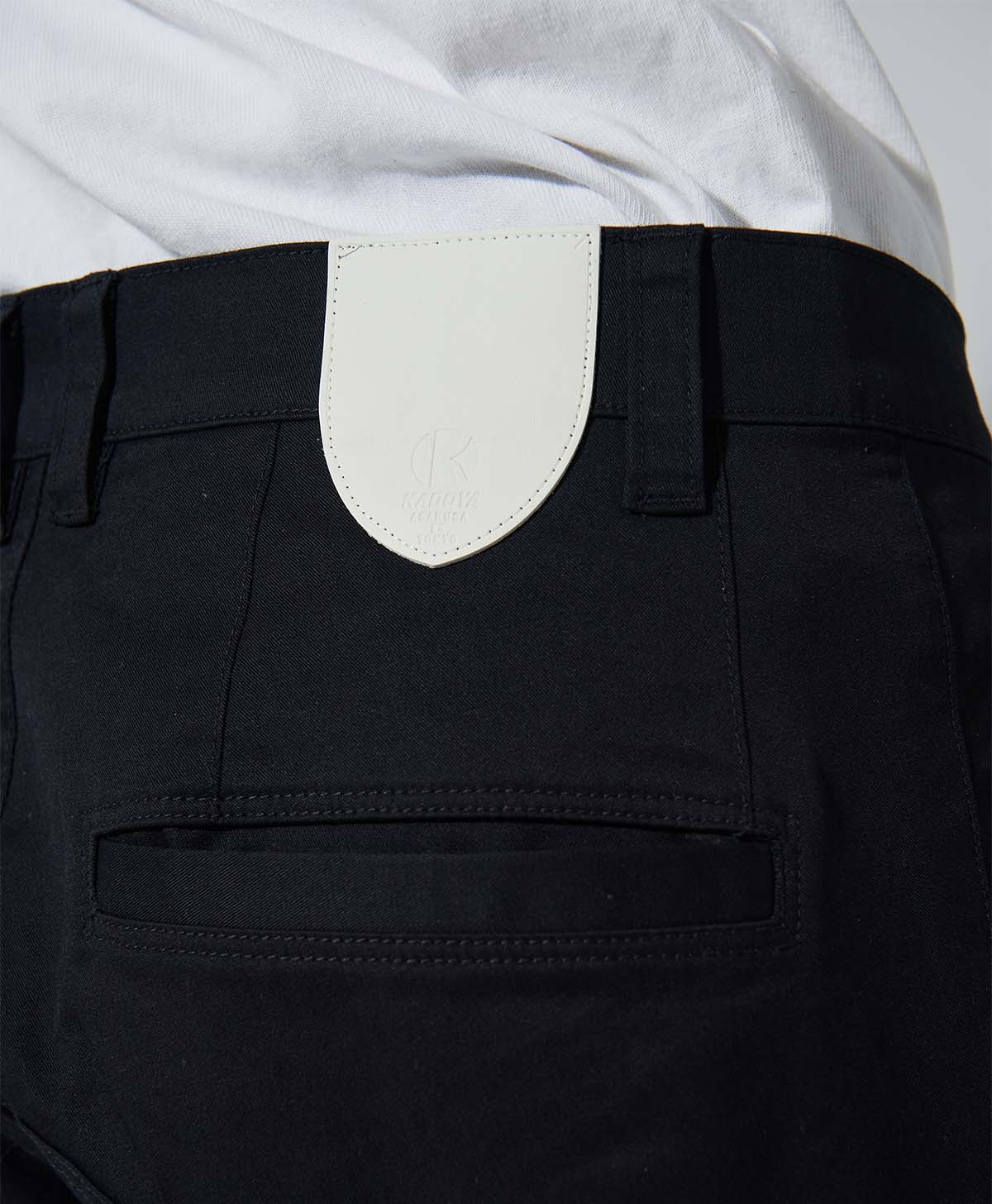腰にはアイボリーの革パッチを使用しアクセントに