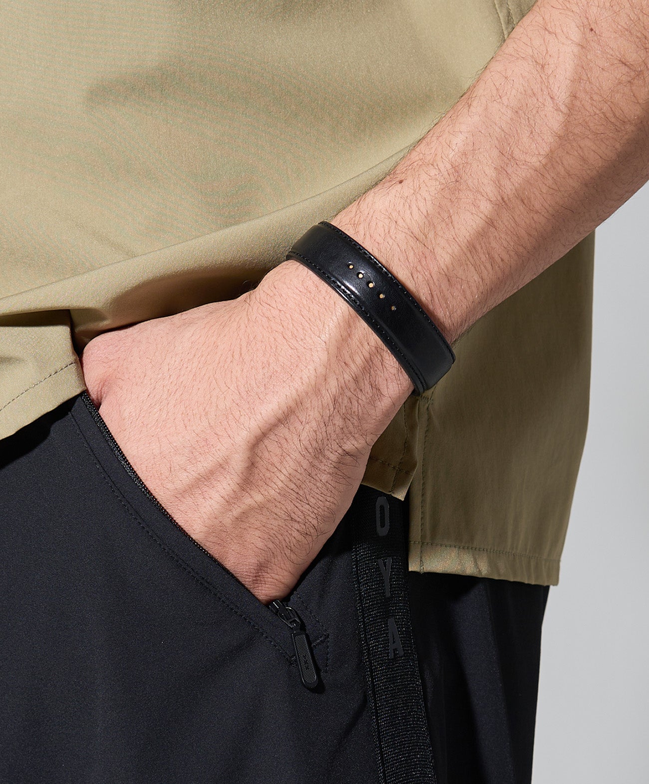 LEATHER BANGLE / ブラック