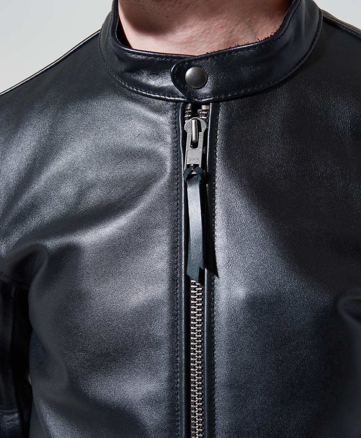 フロントファスナーには革引手を配置