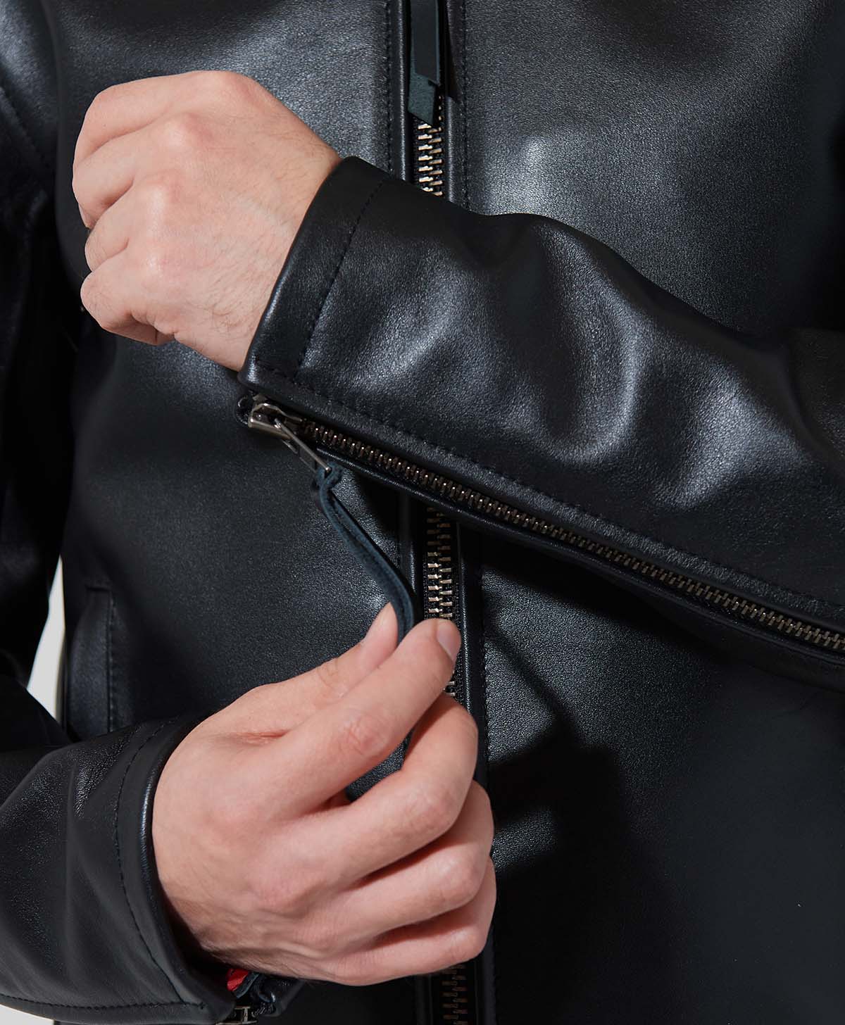 袖口ファスナーには革引手を配置