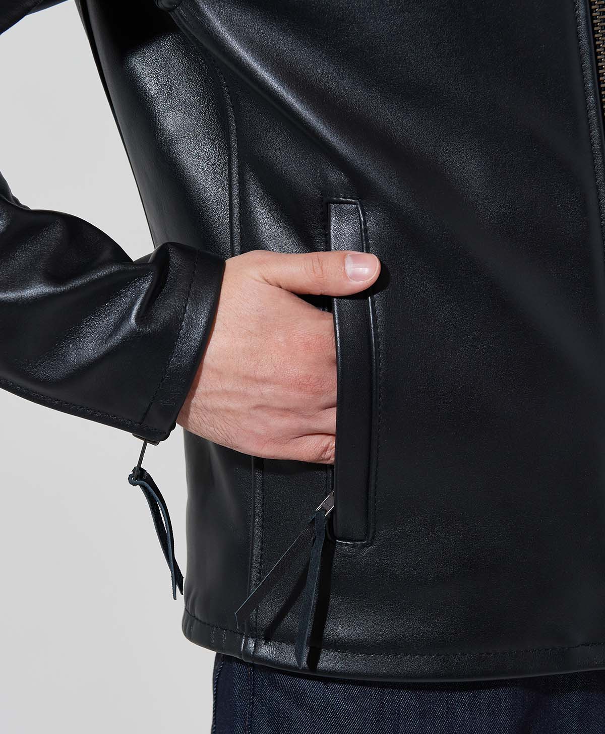 腹部ポケットファスナーには革引手を配置