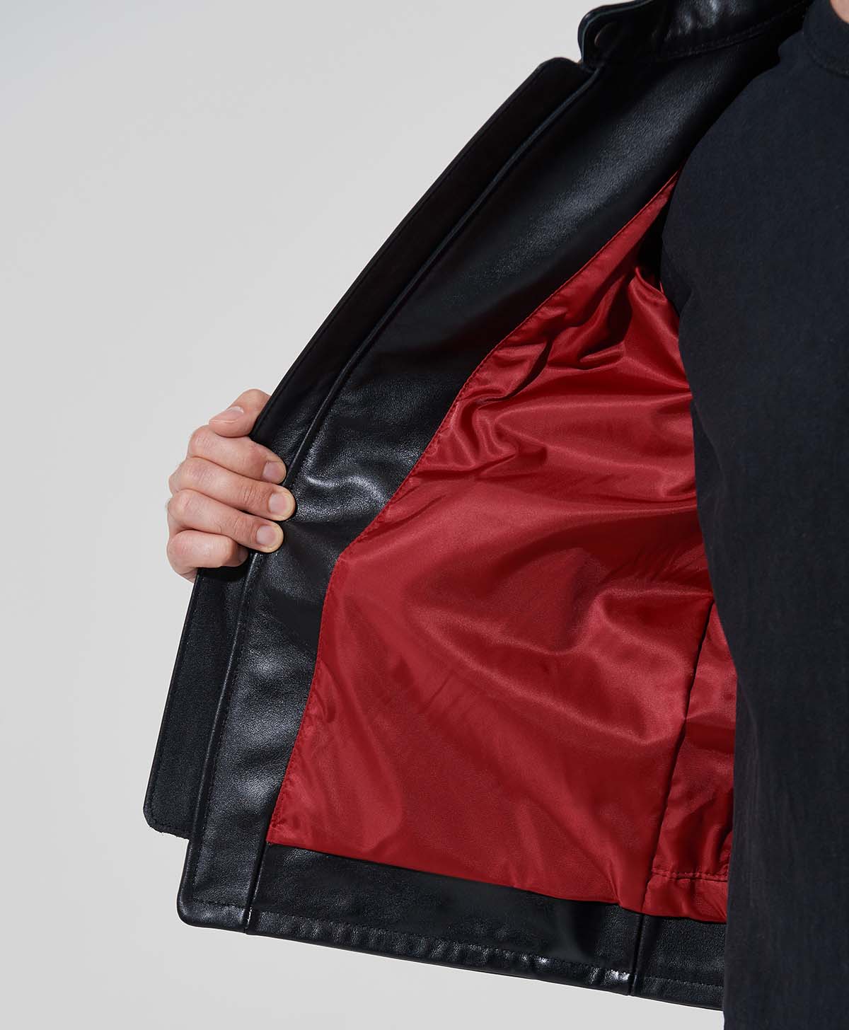 赤色の裏地を採用