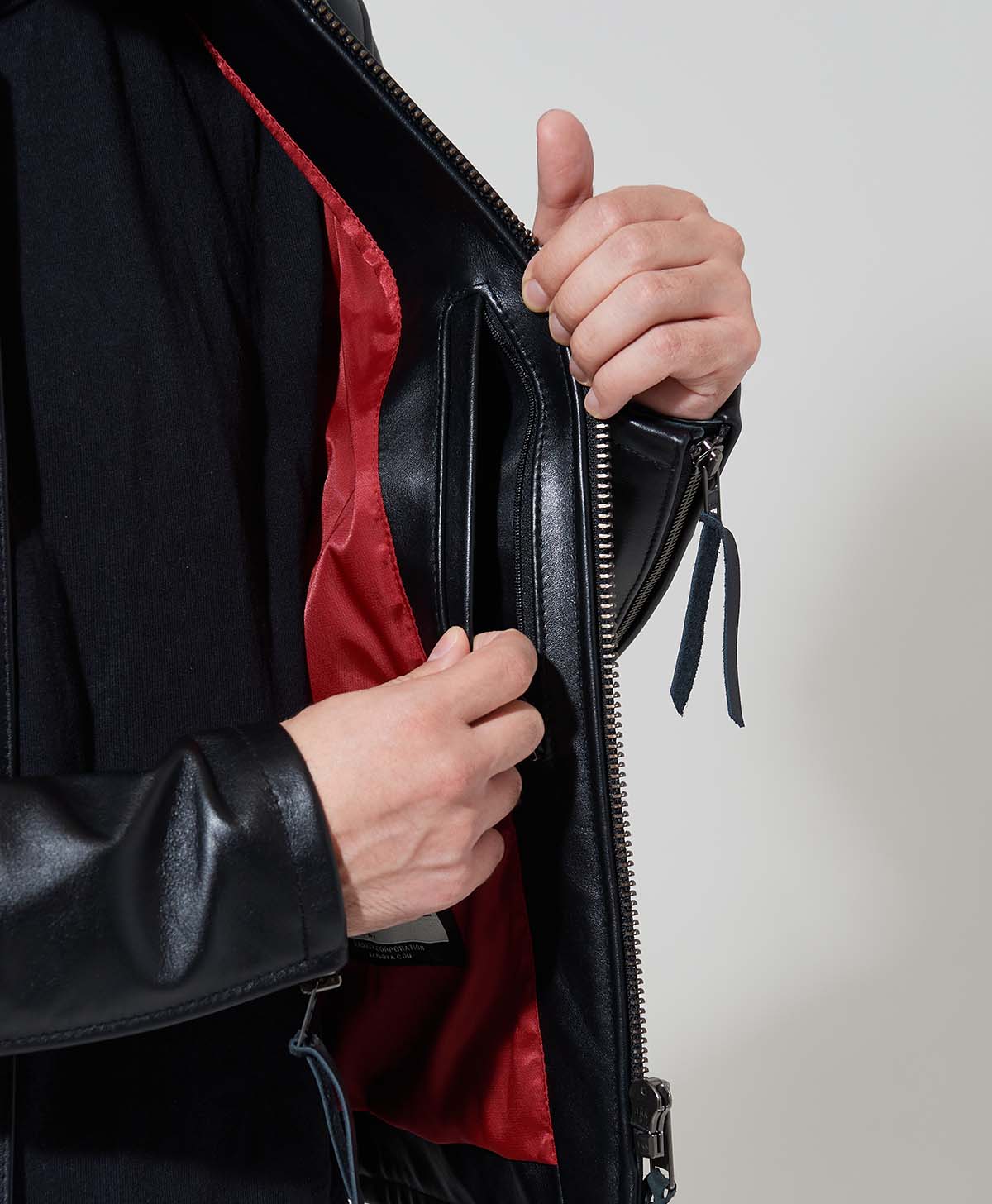 ファスナー開閉式の内ポケットを左側に配置