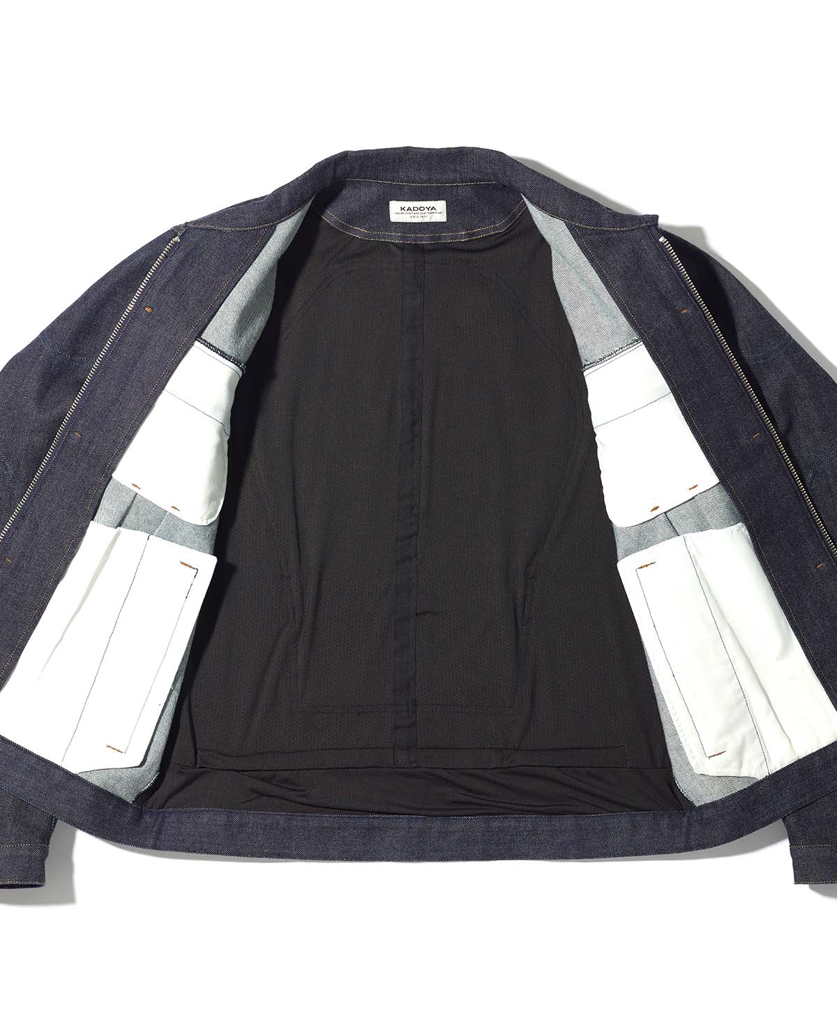 背面のみ裏地を配置。吸汗速乾性と伸縮性のある目の細かなメッシュ生地を採用