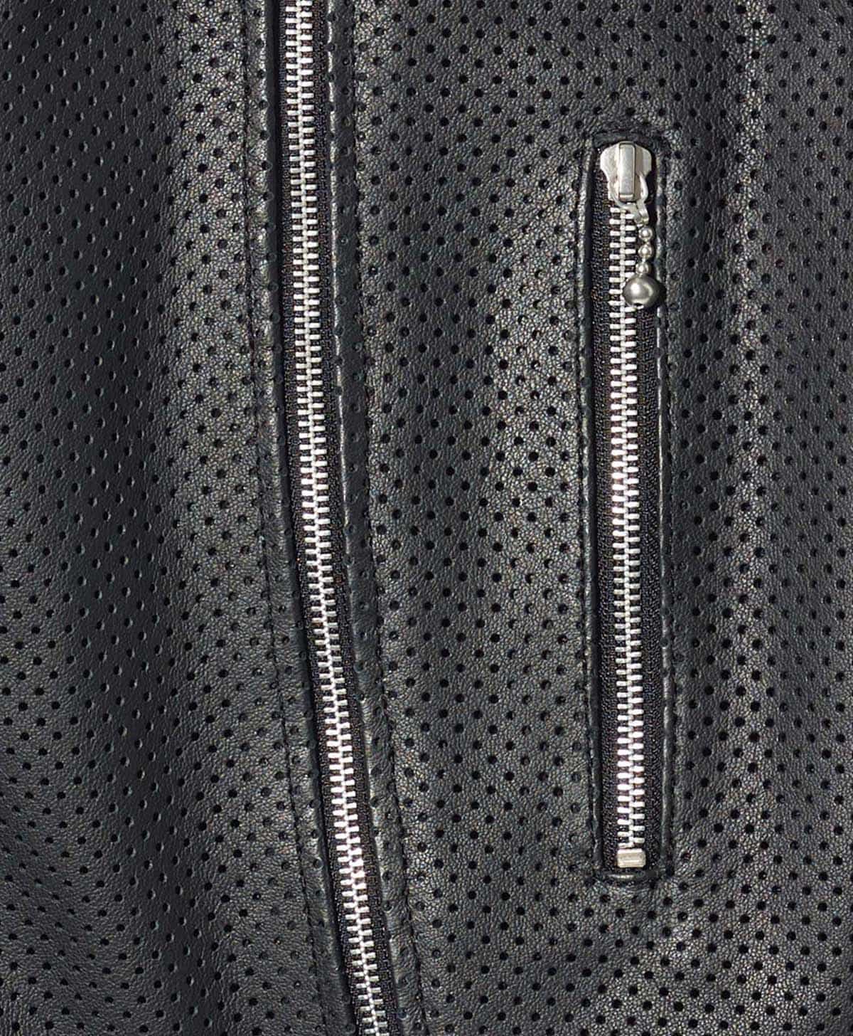 表側の各部ファスナーは軽量で変色の少ないアルミファスナーを採用
