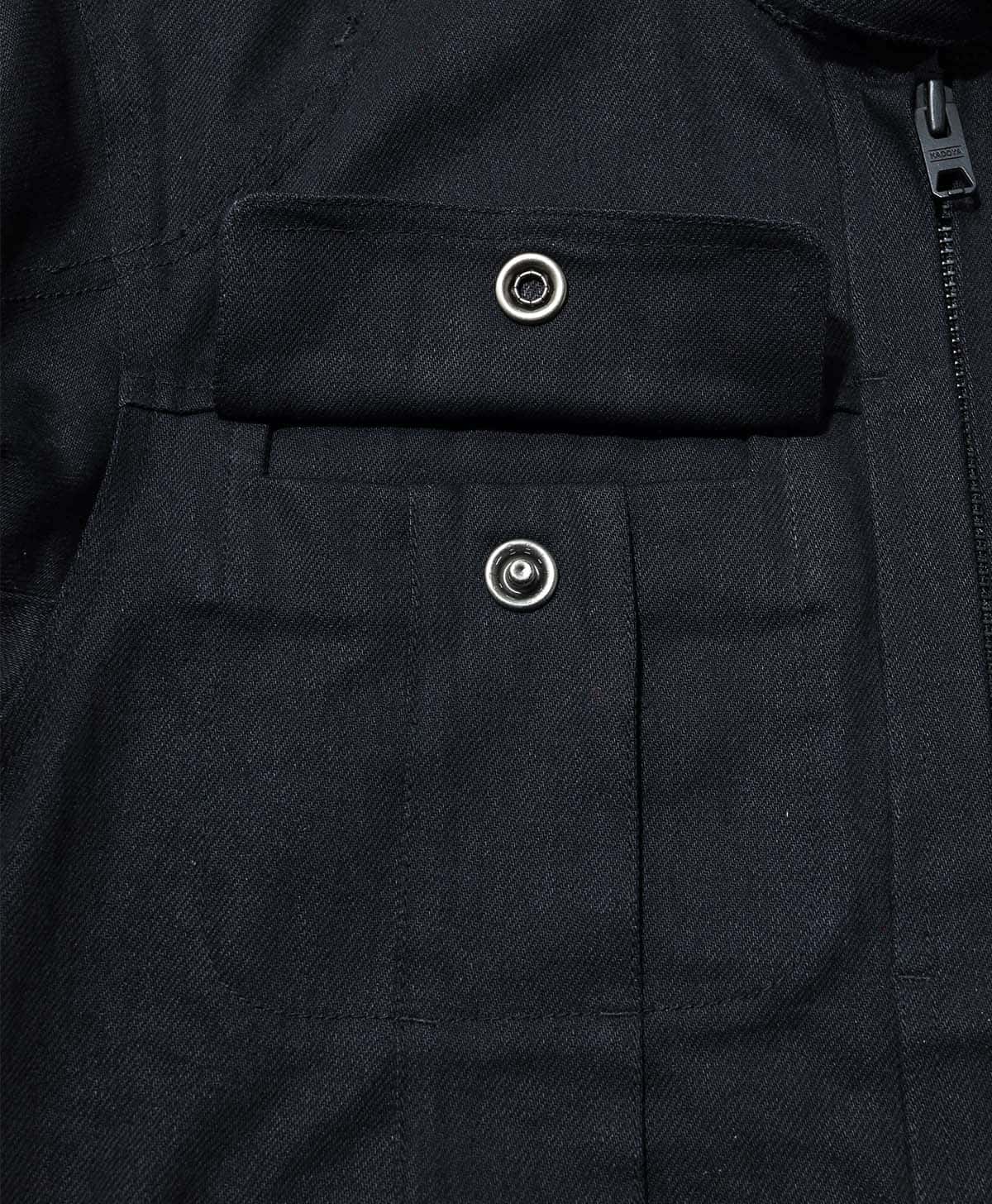 胸ポケットはドットボタン開閉式を採用