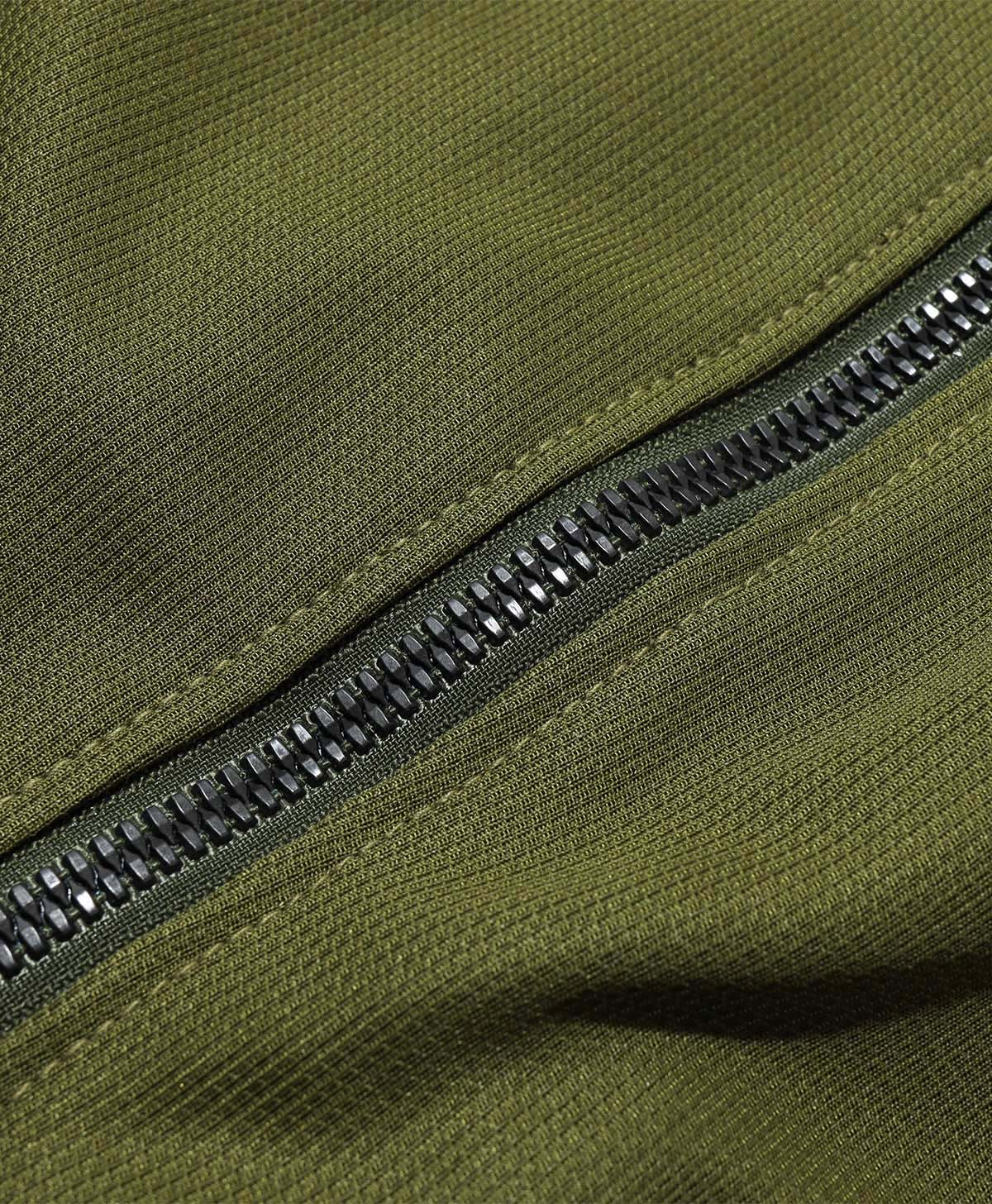 重厚感がありつつも軽量なYKK METALUXEファスナーを採用
