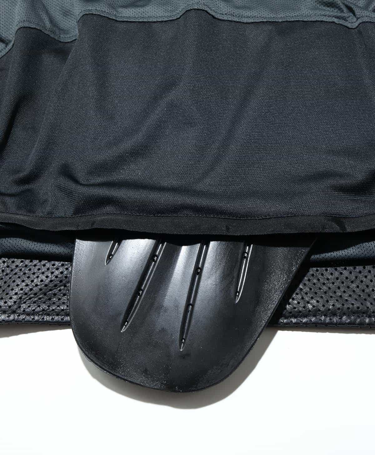 脊椎パッドは裾のファスナー口から着脱が可能