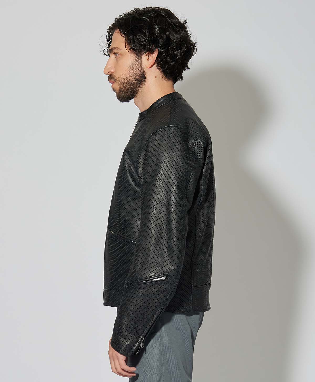 H175 B89 W78サイズL Tシャツ着用