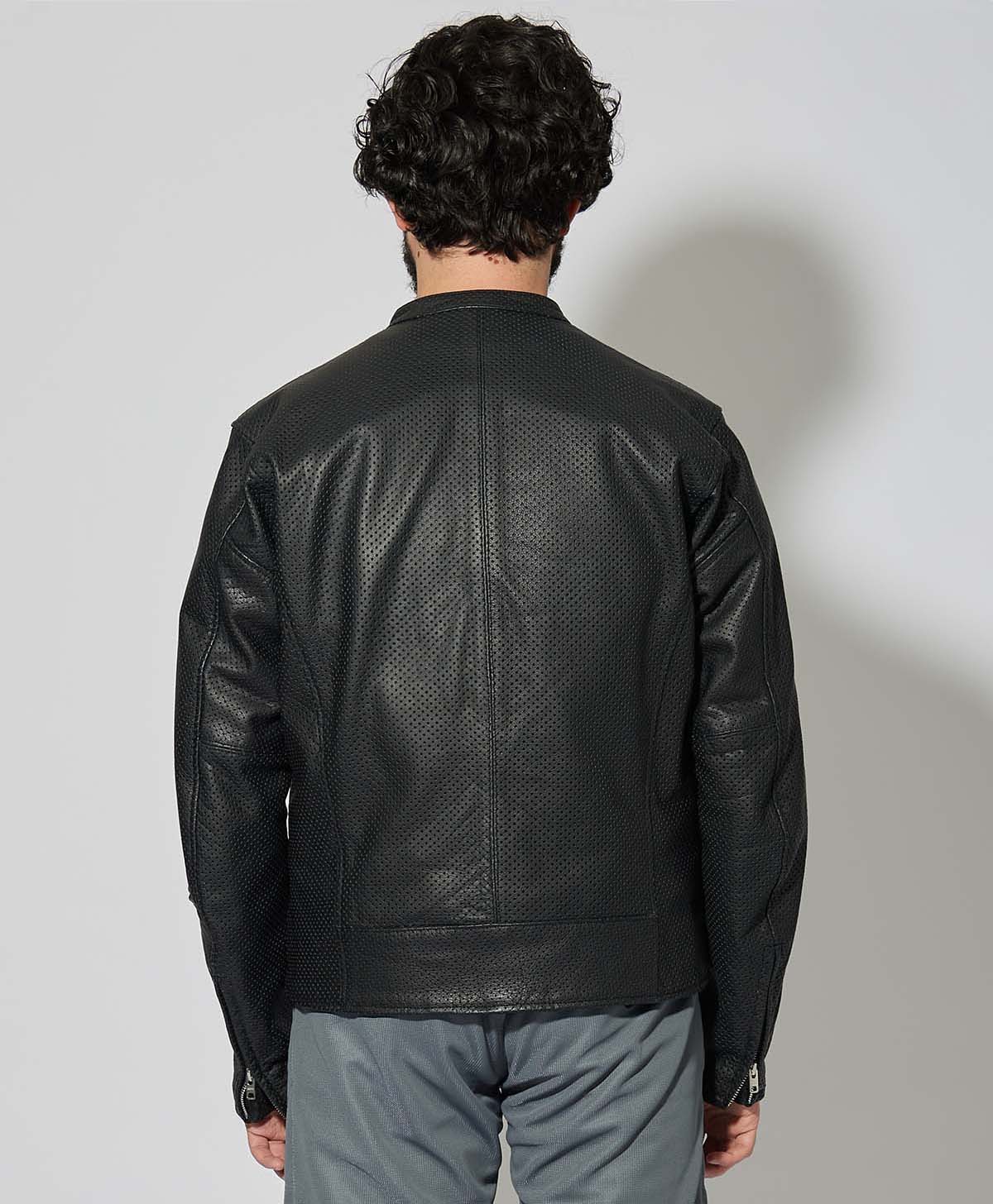 H175 B89 W78サイズL Tシャツ着用