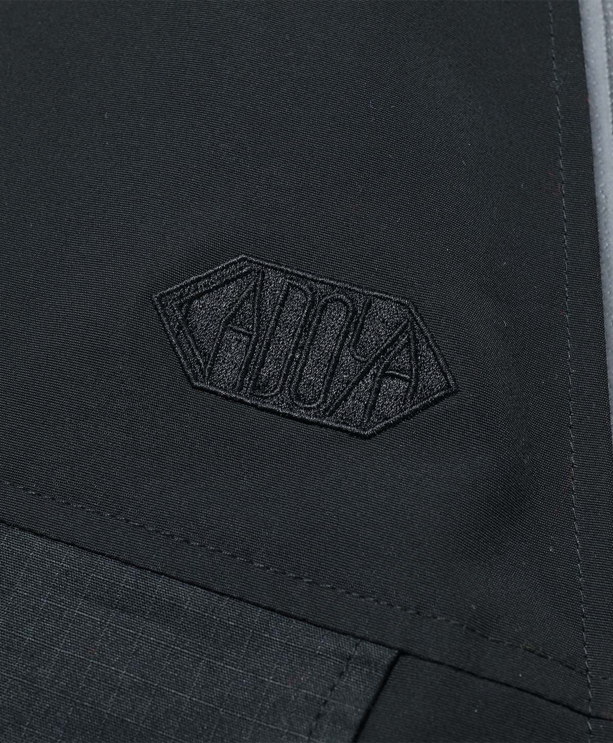 胸には畳刺繍でロゴを配置