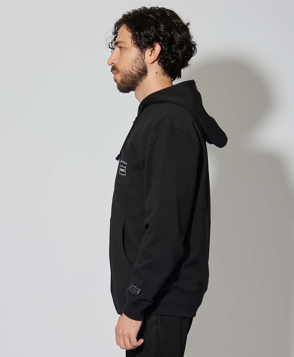 H175 B89 W78サイズL Tシャツ着用
