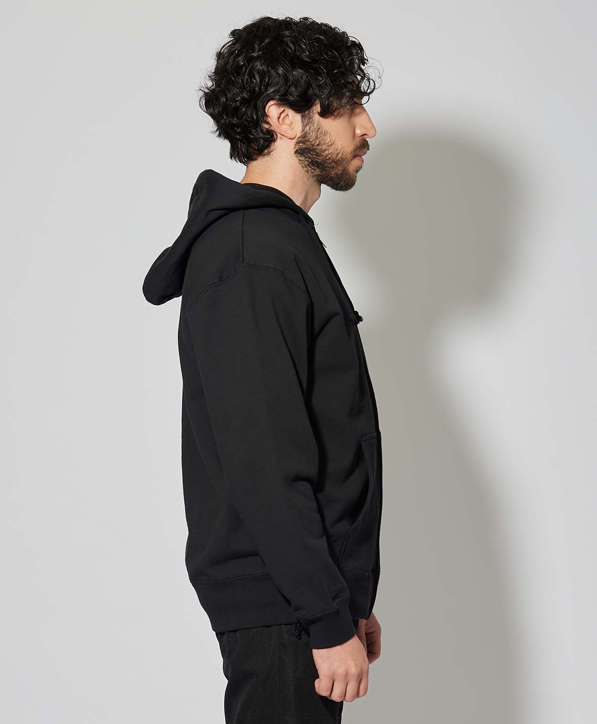 H175 B89 W78サイズL Tシャツ着用